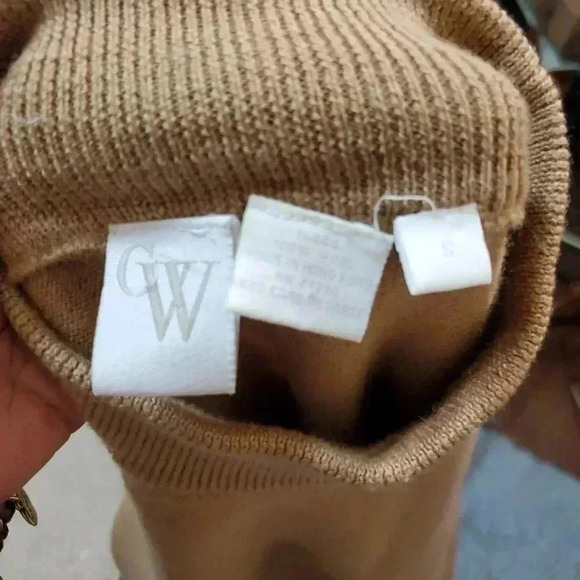 Vintage Wool Puff Shoulder Turtle neck sweater. Size small - Picture 4 of 4